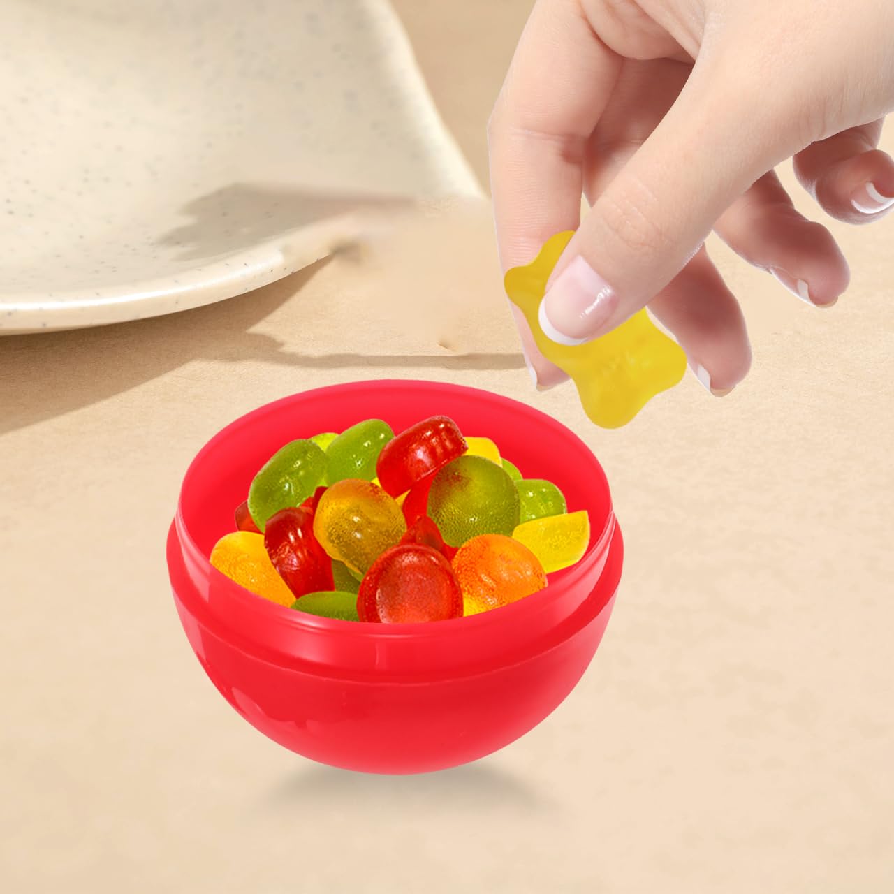 TOYANDONA Lot de 50 capsules vides Boules rotatives en plastique Boîte d'emballage multifonctionnelle pour bonbons pour mariages, fêtes d'anniversaire et créatifs