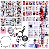 BTS Fans Geschenk Set, BTS Geschenk Set für Army - 32 BTS Lomo Cards / 12 BTS Stickers / 8 BTS Transparent Cards / 1 BTS Brackets / 1 BTS Keychain / 1 BTS Lanyard / 1 Bracelets / 1 Tattoo Stickers