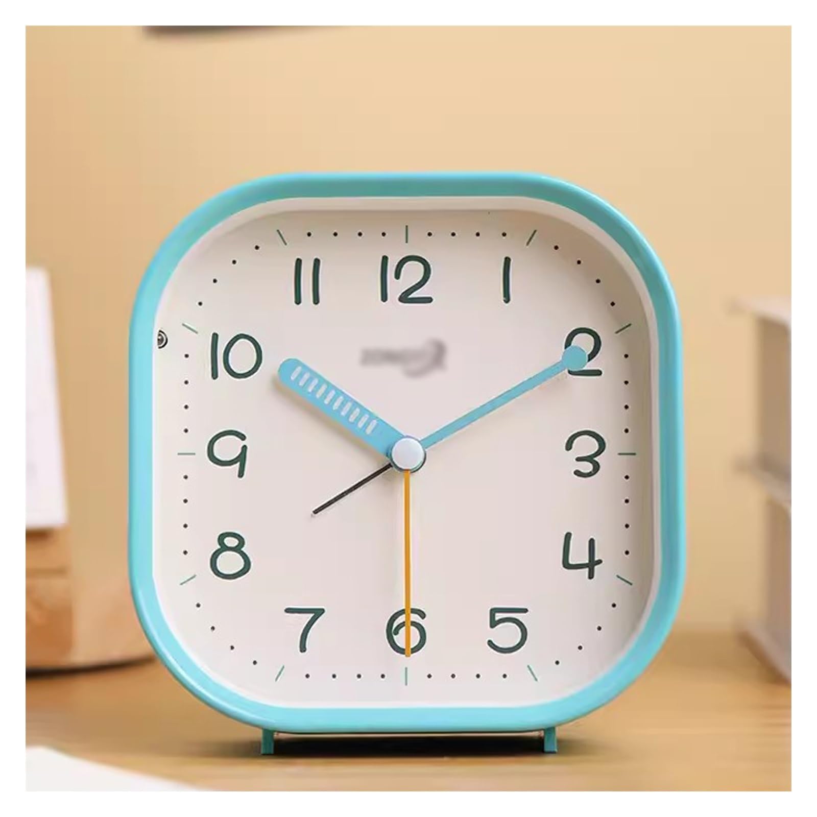 Reloj despertador cuadrado de 4 pulgadas con números arábigos, silencioso, retroiluminación, funciona con pilas, operación simple para dormitorio/escritorio/alarma digital para niños (color