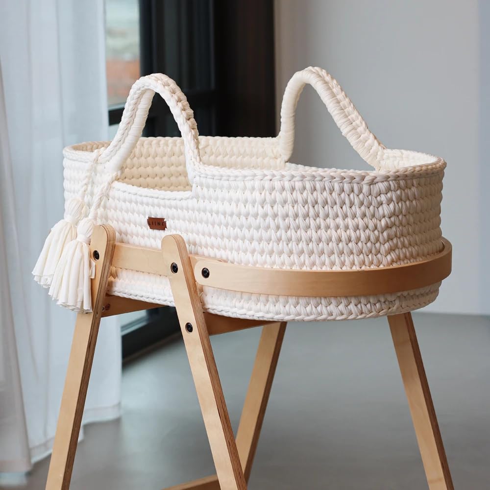 LIINI® Babywiege mit Moseskorb – sanfte Wiegebewegung, handgehäkelt, nachhaltiges Holzgestell, inkl. Matratze & Zubehör – ab Geburt bis 9 kg – Farbe Cream