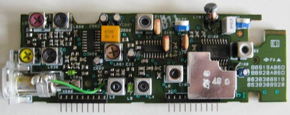 Puncak view of the Blaupunkt B8920A06O Radio Tuner Module PCB