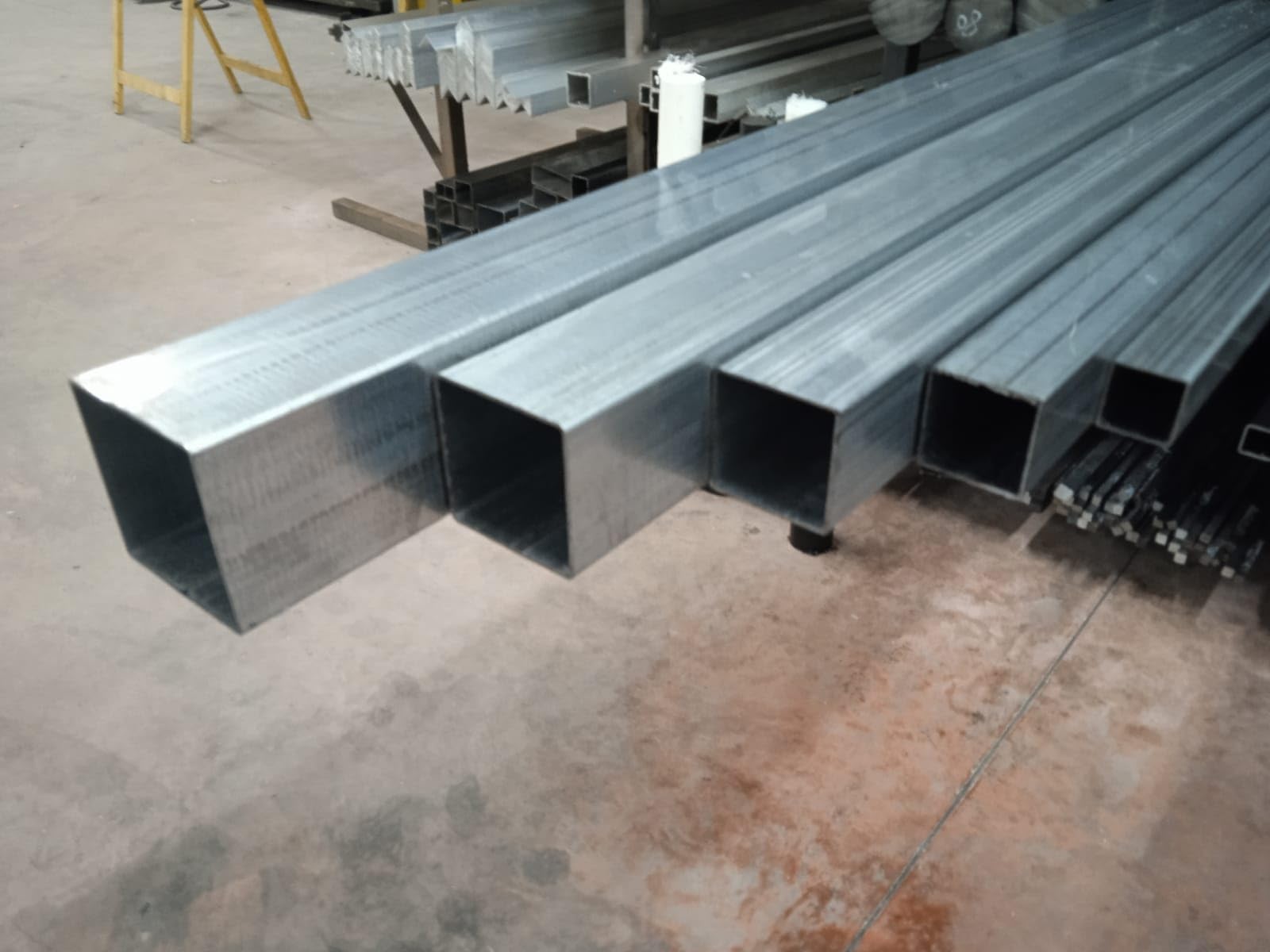 Tubo quadrato in ferro zincato 25x25x2x2000mm 2m
