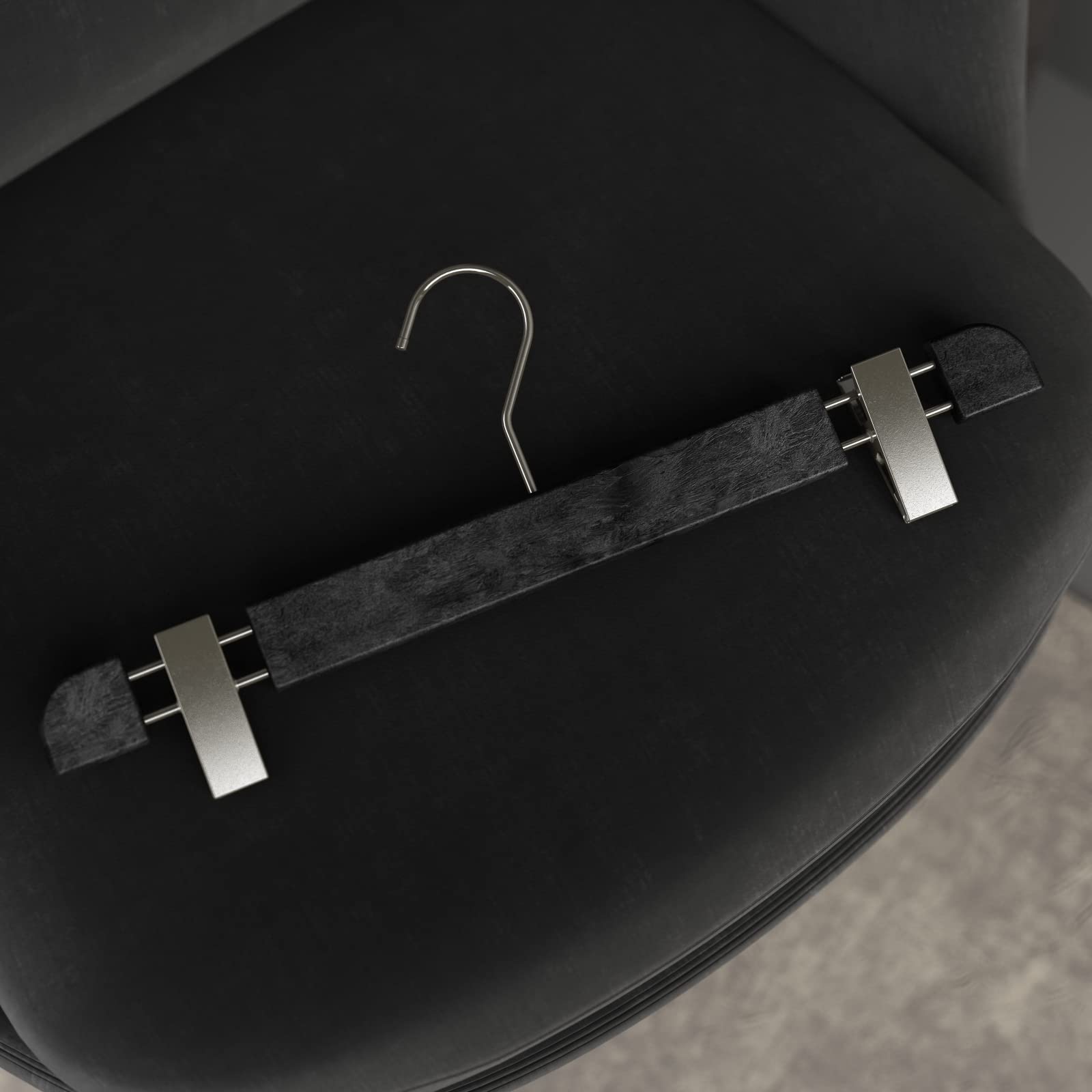 Mainetti Appendini per Gonne, Pantaloni Uomo Donna, Grucce in Plastica Salvaspazio, con Clip Antiscivolo in Metallo, Effetto Venature Legno, Made in Italy, Set 10 Pezzi (Nero, gancio zincato, 38 cm)
