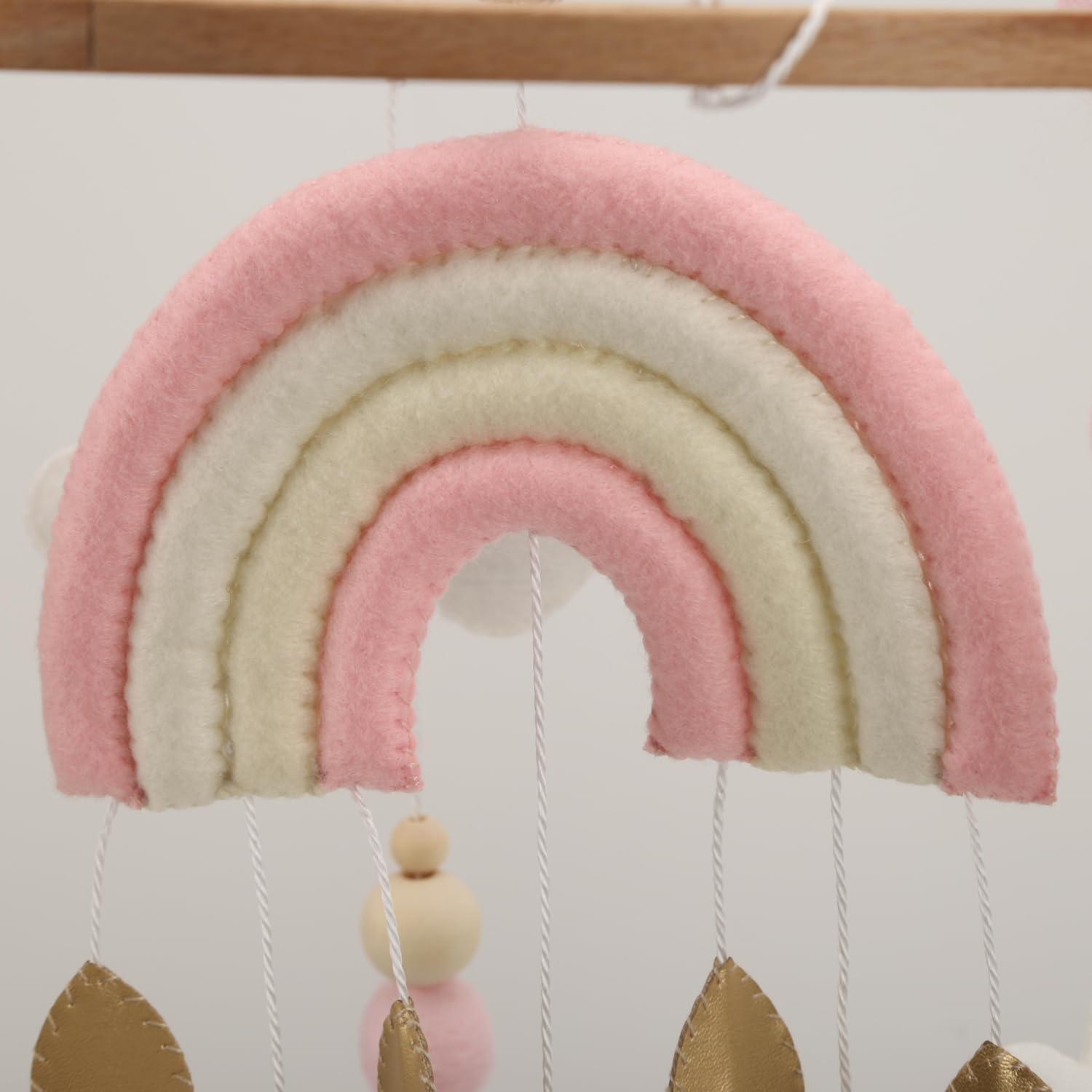 Mobile arc-en-ciel pour berceau – Un mobile bohème arc-en-ciel rose et blanc avec détails dorés