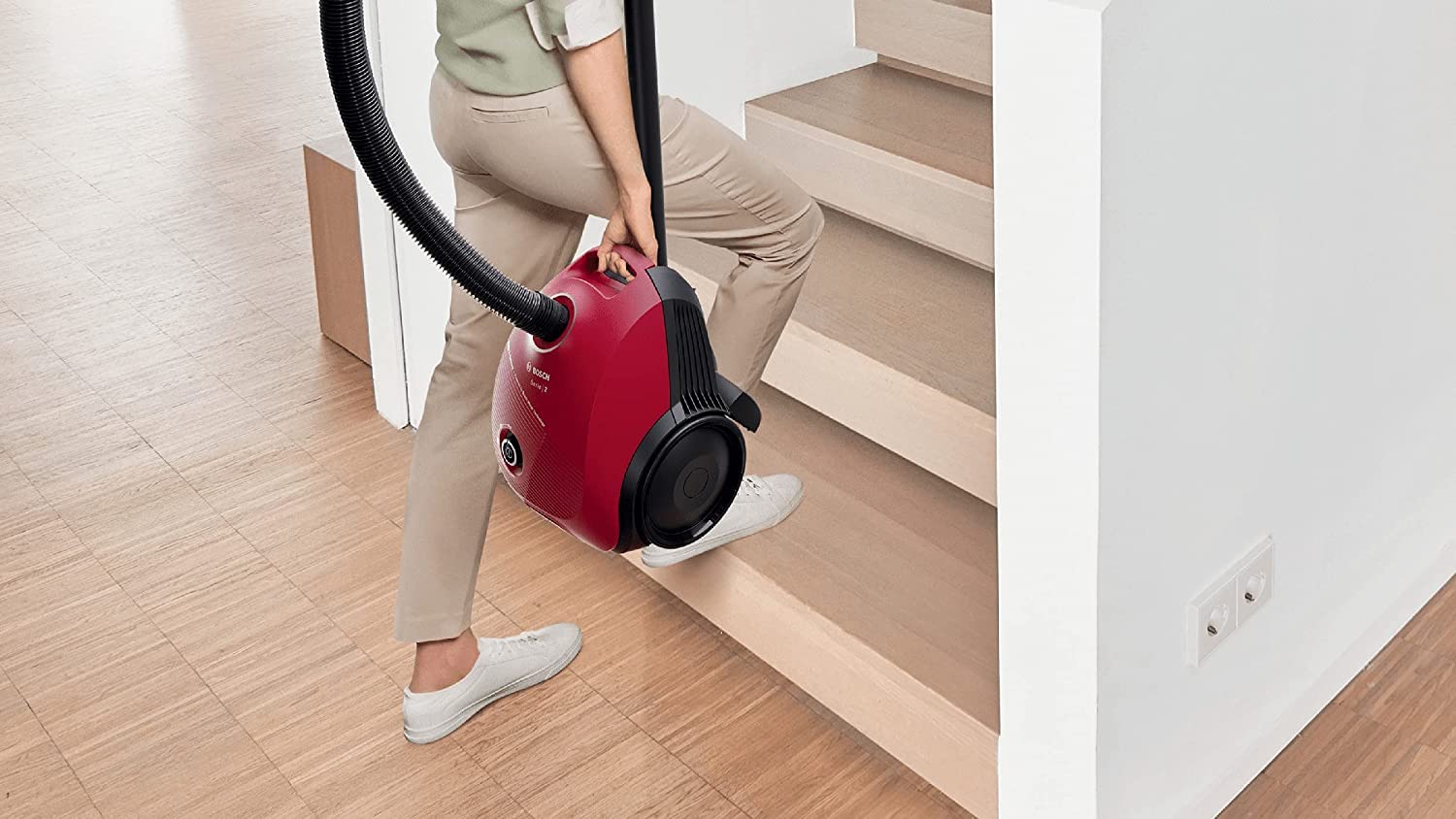 Bosch Electroménager Série 2, BGBS2RD1, aspirateur traîneau avec Sac, Rayon d'action de 8 mètres, Sac à poussières de 3,5L, Niveau sonore 80 DB, Design Compact, léger, Rouge