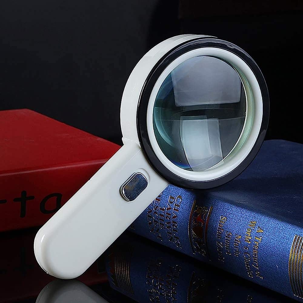 Led-Beleuchtete Lupe Mit 30-Facher Vergrößerung, Leichte Handlupe, Ideal Zum Lesen Und Für Hobbys, Inklusive Reinigungstuch Und Tasche. Farbe: Weiß.