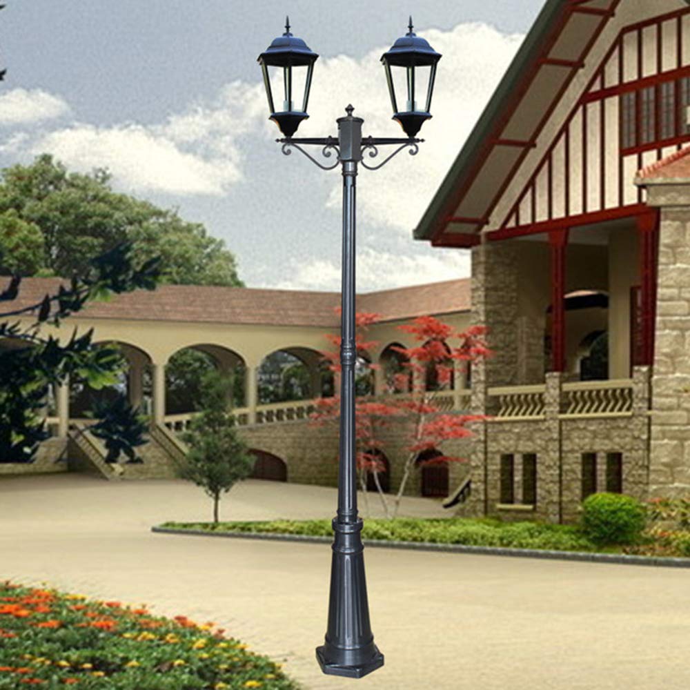 Retro kreatywna podwójna, trzygłowicowa lampa uliczna z wysokim biegunem na zewnątrz aluminiowy słup lampa wodoodporna europejska lampa uliczna ogród trawnik słupek lampa willa krajobraz