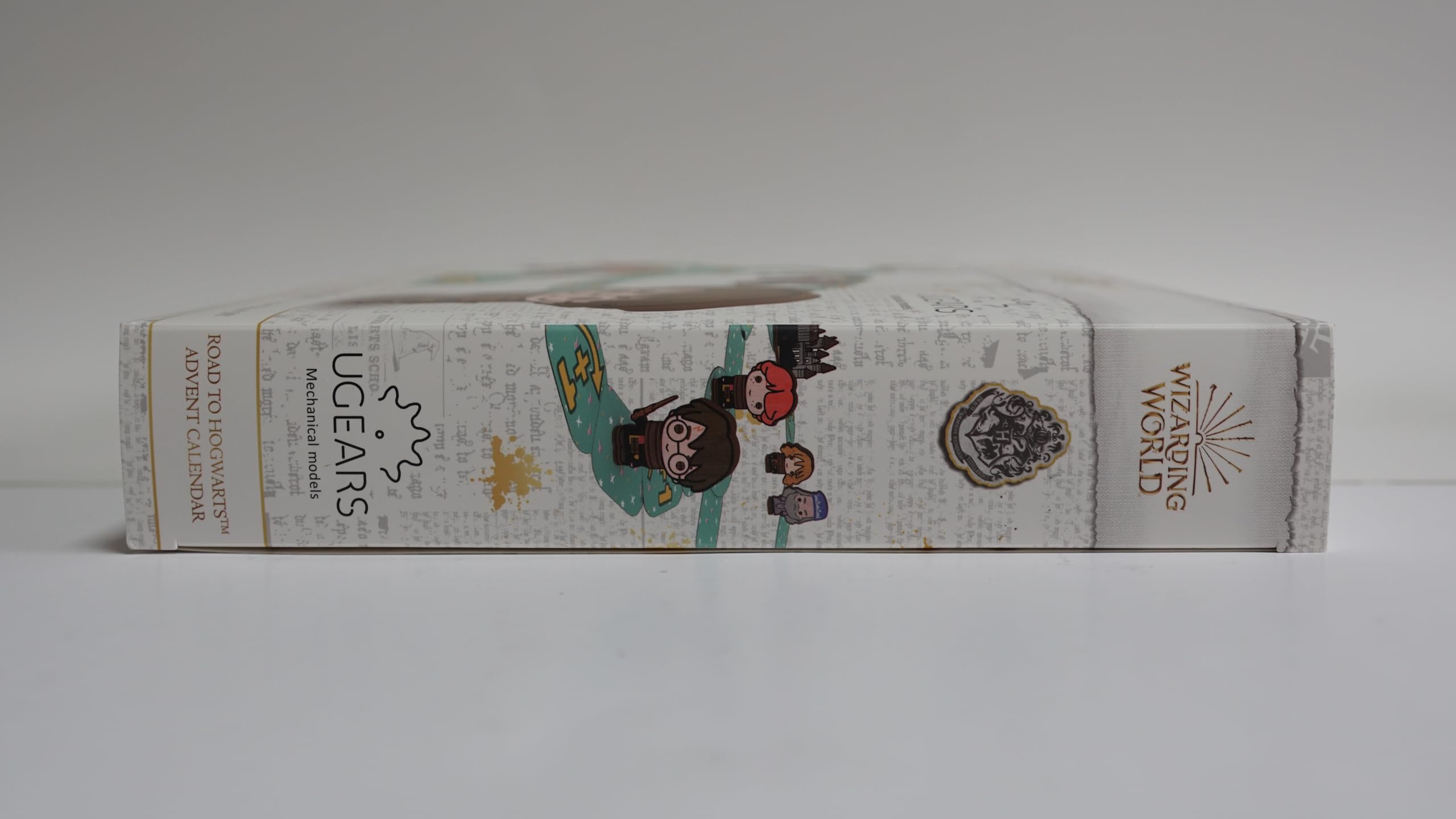 UGEARS Harry Potter Calendrier de l'Avent 2025 - Road to Hogwarts Puzzle 3D Bois pour Adultes avec 16 Figurines, 60 Pièces de Plateau de Jeu, 24 Enveloppes Secrètes - Maquette en Bois a Construire