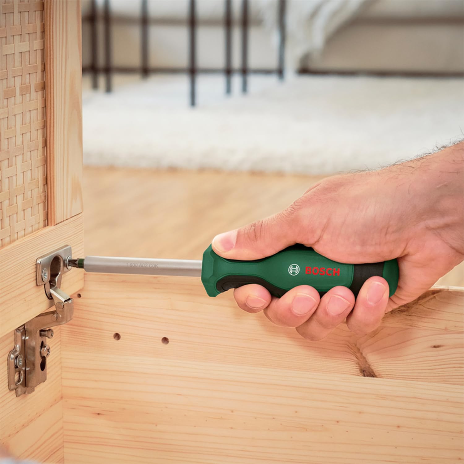 Bosch Calendrier de l'Avent 2023 28 pièces pour bricolage (kit d'outils avec cliquet ¼", tournevis universel, couteau pliant, décapsuleur, embouts et douilles ; dans un sac de rangement)