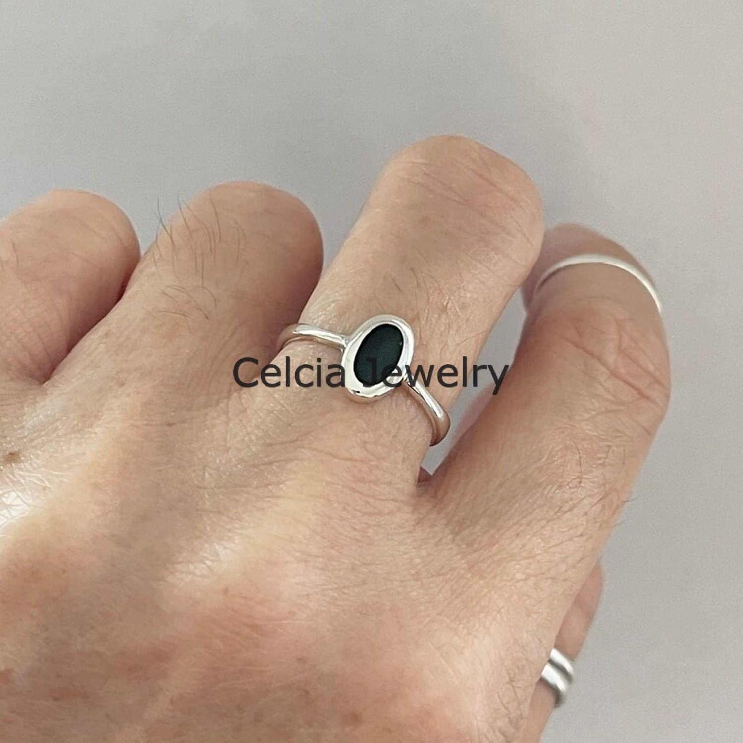 Anillo de ónix negro con solitario ovalado simple de plata de ley 925 maciza, anillo bohemio bohemio, hermoso anillo de ceremonia de boda, anillo minimalista, anillo de regalos del día de la madre