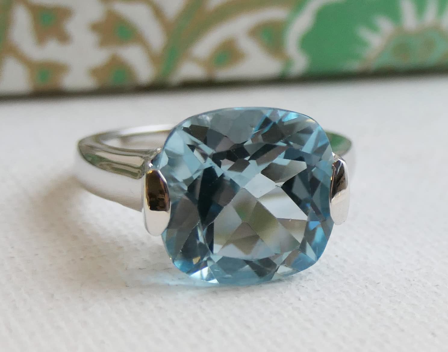 Anillo de cóctel de plata de ley con piedras preciosas de topacio azul de talla cojín de 12 mm