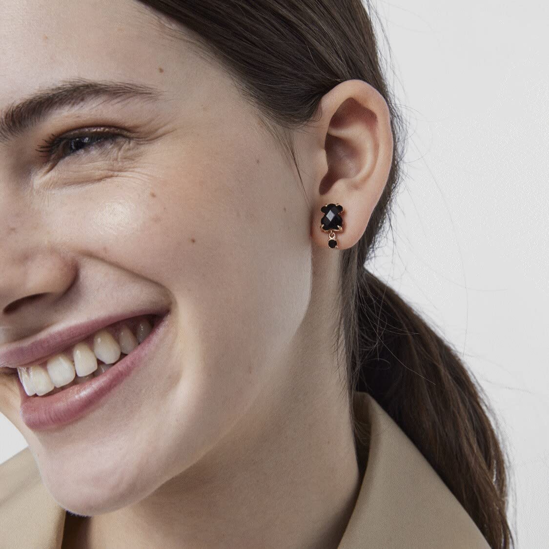 TOUS Pendientes con Baño de Oro 18Kt sobre Plata para Mujer con Motivo Oso 0,9 cm Onix y Perla Cultivada Espinela, Fino y Elegante, Colección Erma