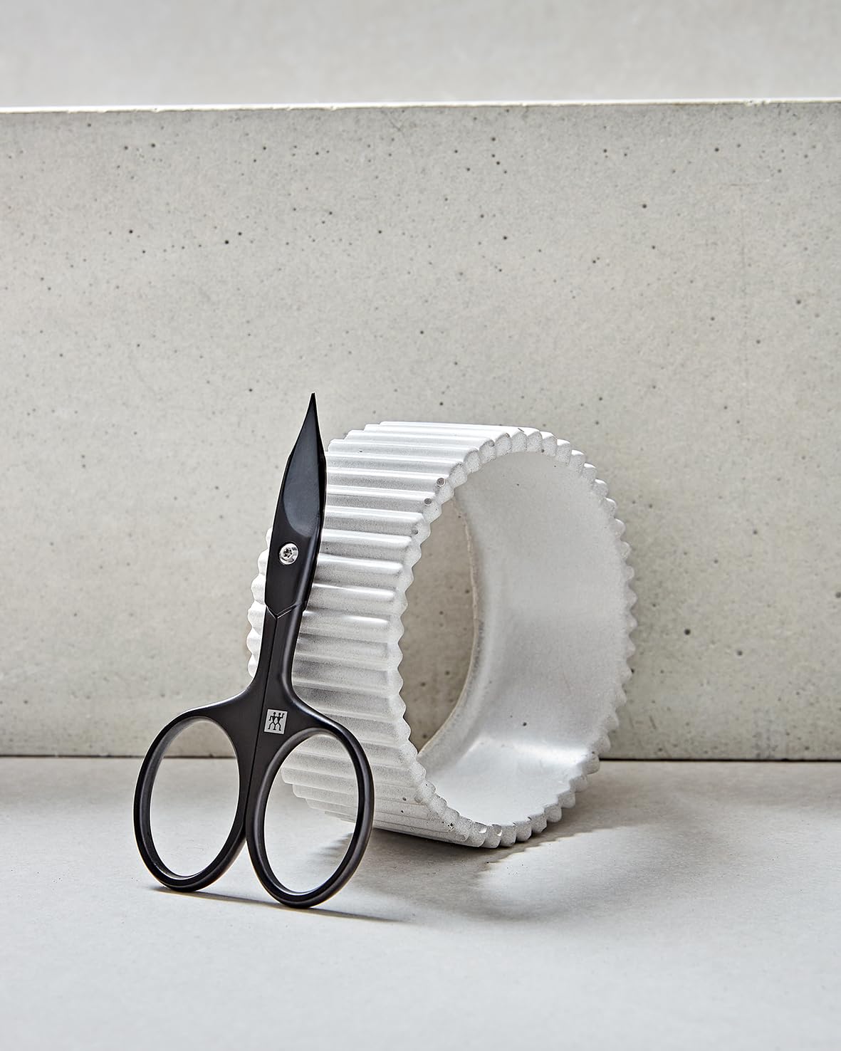 ZWILLING Tijeras combinadas para uñas (tijeras para uñas y cutículas, filo curvado y punta fina para un corte preciso), premium, negras, 90 mm