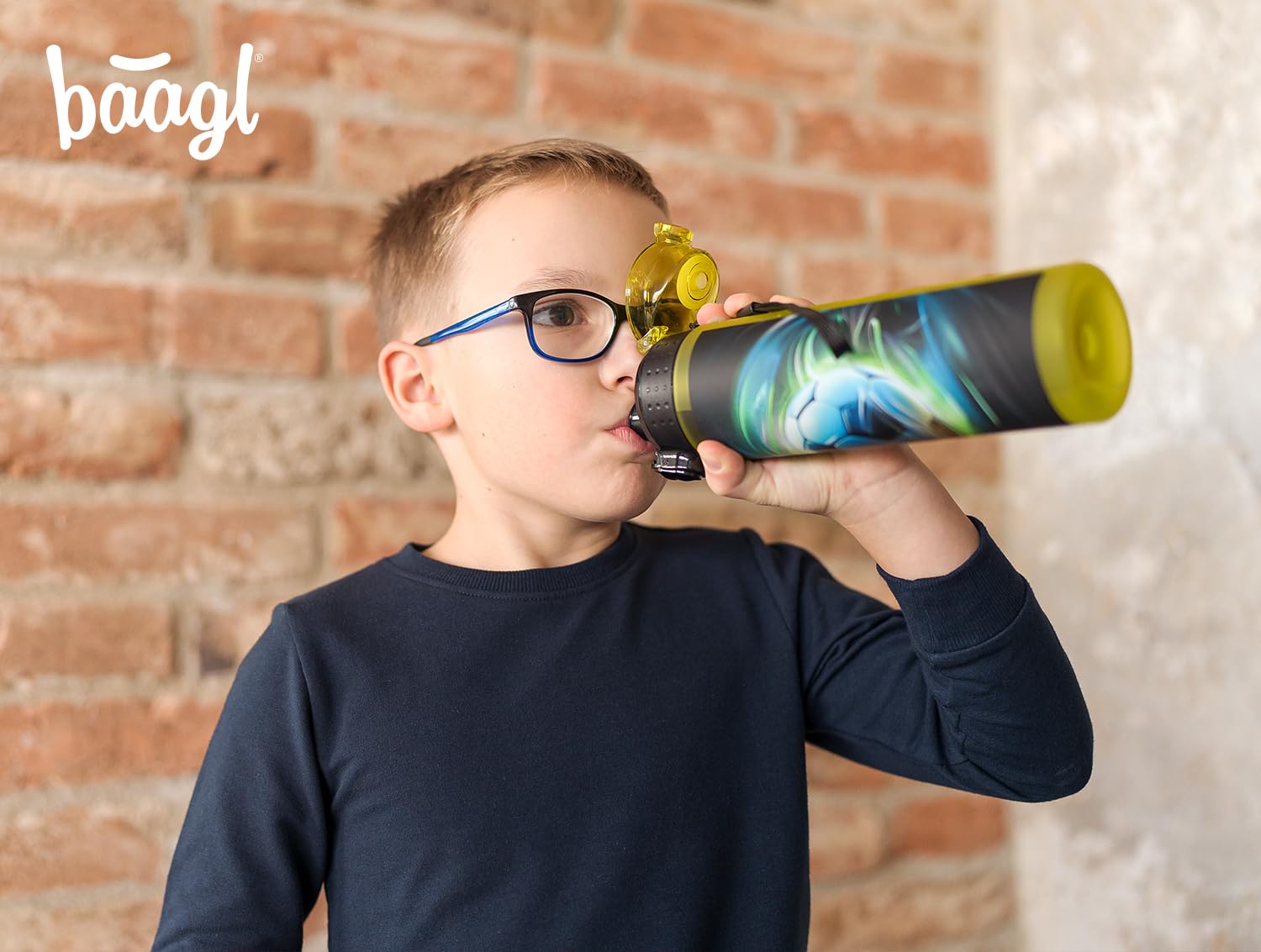 Baagl Kinder Trinkflasche, Auslaufsichere Wasserflasche 700ml, Schule und Sport Flasche für Jungen, Vielseitige und Praktische Flasche mit verschließbarem Deckel (Football Winner)