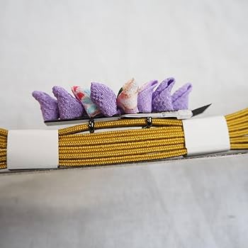 つまみ細工帯留め　帯飾り　紫　白　金　パールチェーン Amazon.co.jp: つまみ細工 帯締め 帯留め セット 帯飾り 三分紐