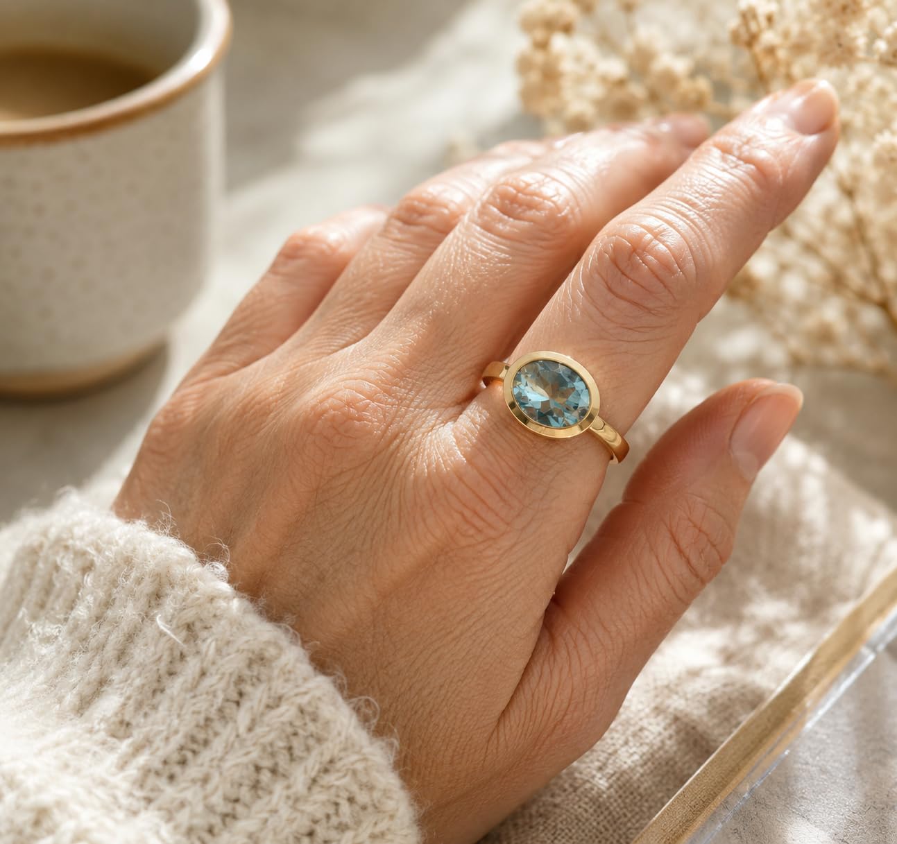 Anillo ovalado de plata de ley con baño de oro y topacio azul