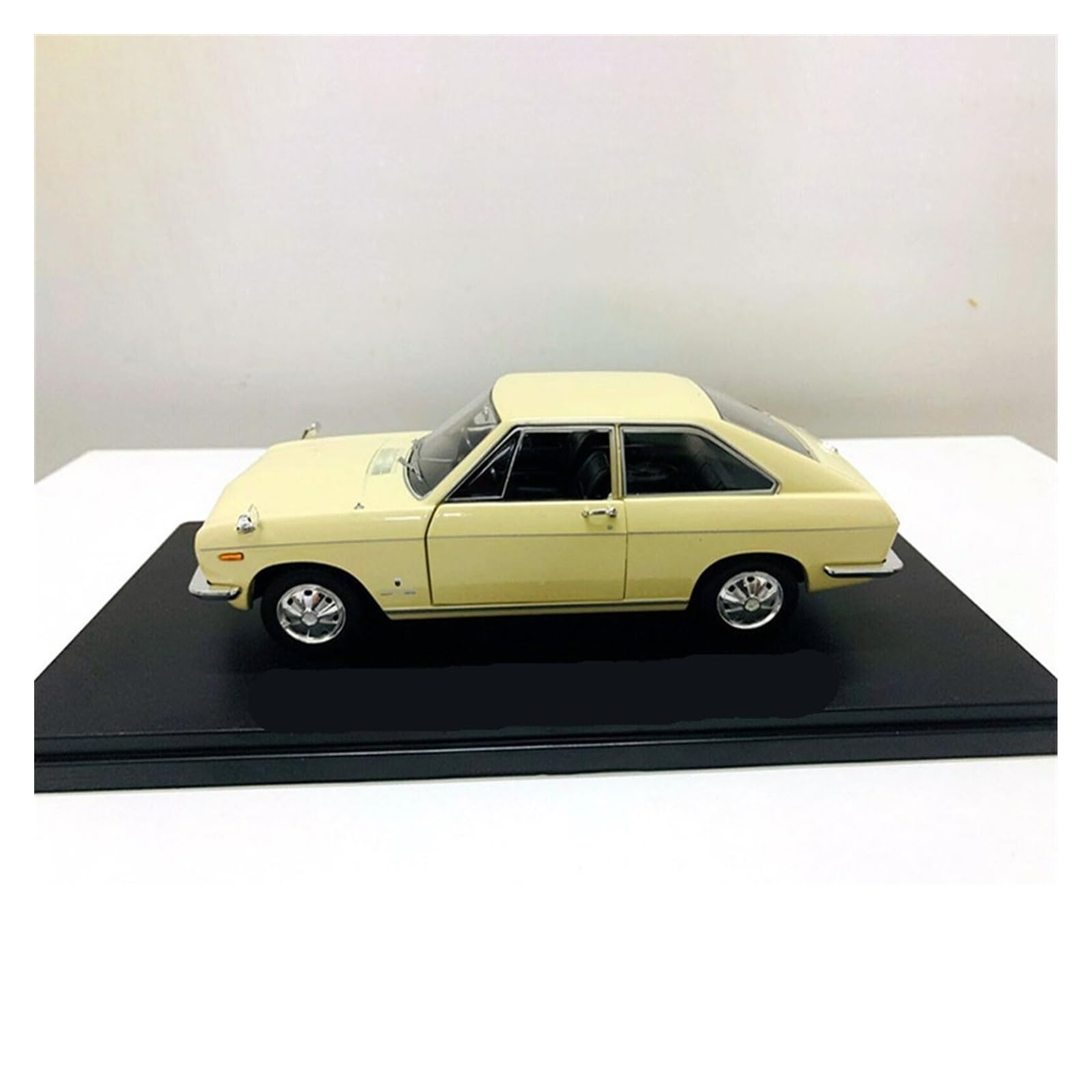 Amazon | ミニカーモデル 1/24スケール 日産サニークーペ1000 1968 