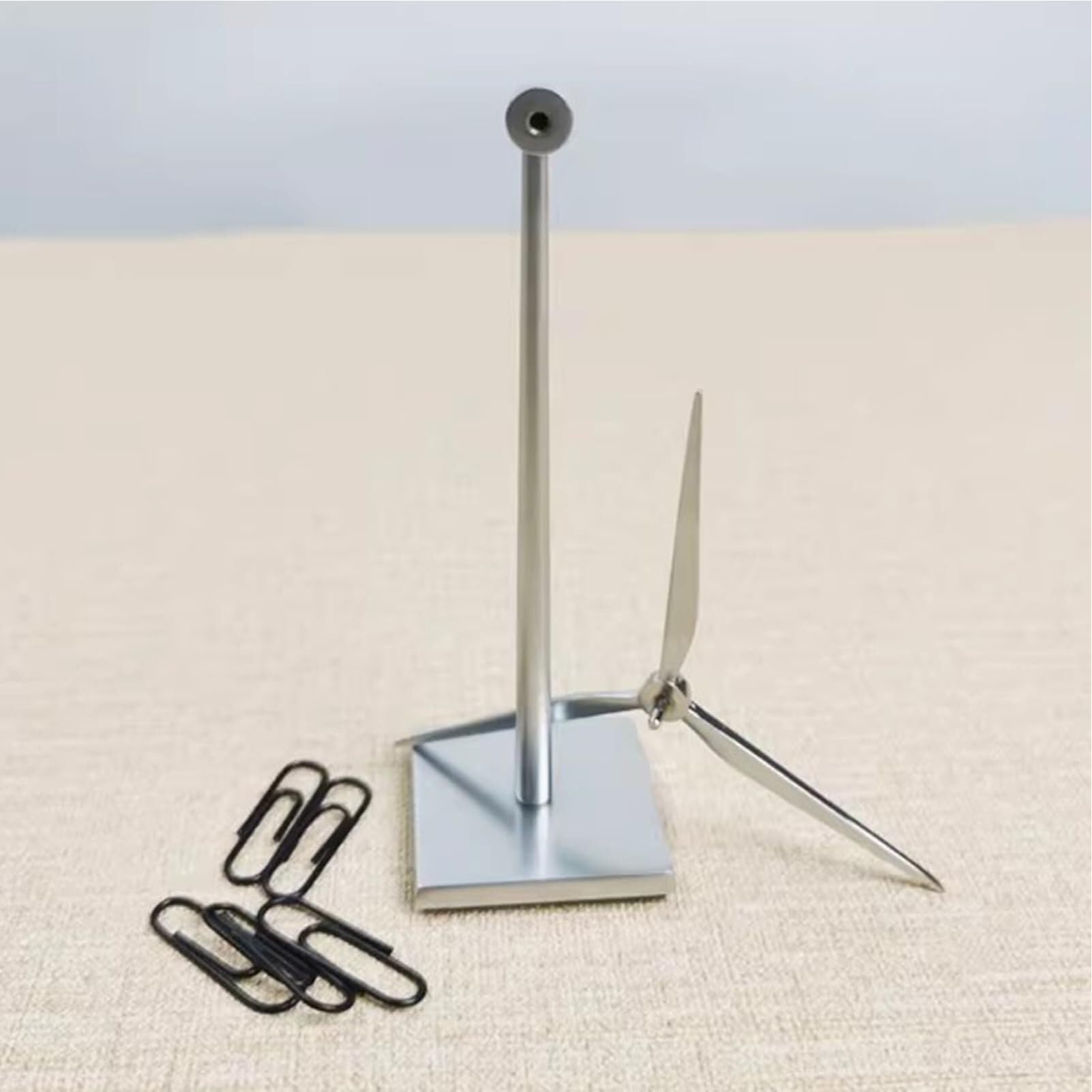Metalowy wiatrak miniaturowy z magnetyczną podstawą, antystresowe obracające się łopatki, ozdoba na biurko do biura i domu, wysokiej jakości prezent rzemieślniczy, wysokość 16,4 cm