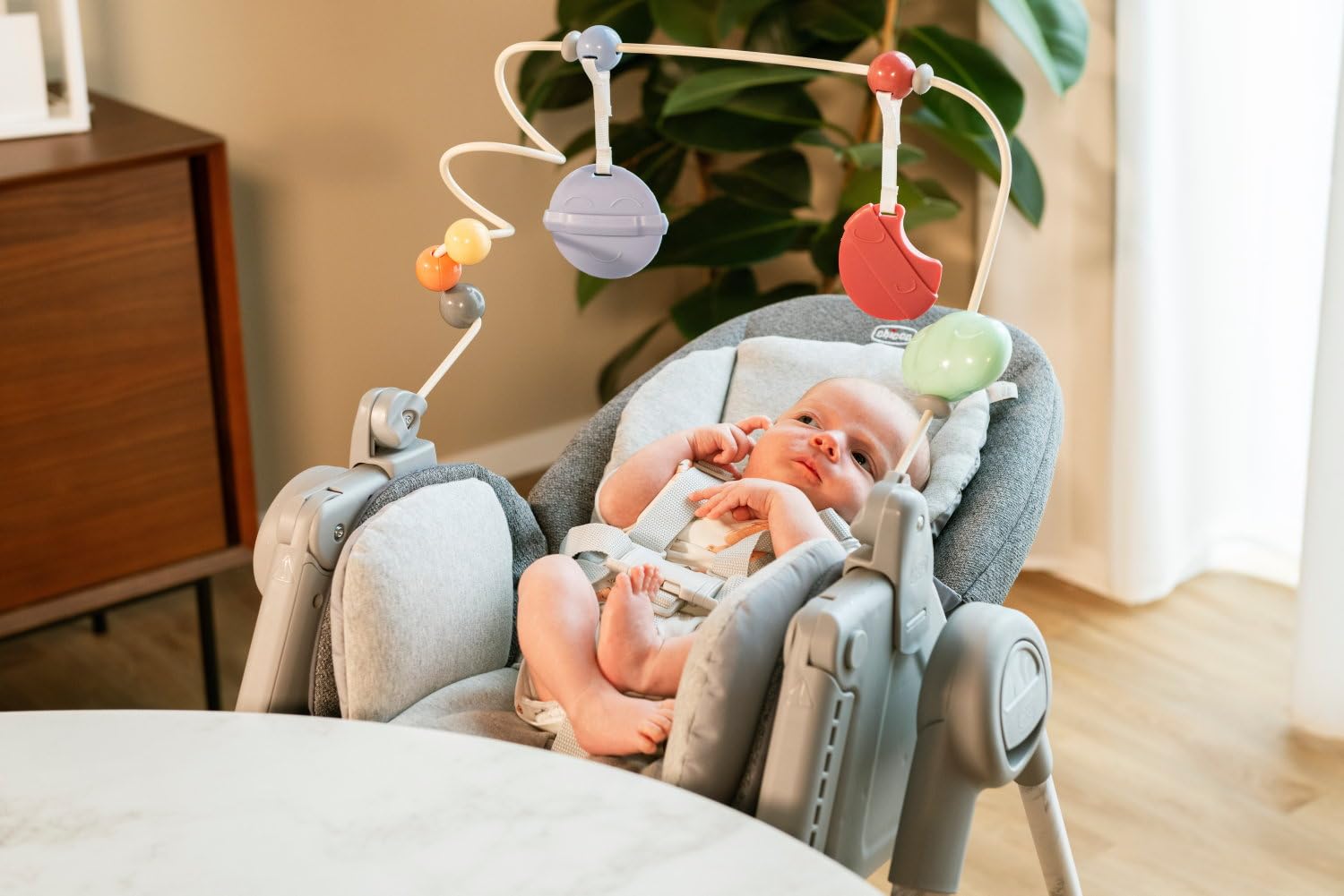 Chicco - Barre de Jeu pour Chaise Haute Chicco Polly Armonia, Accessoire pour Chaise Haute, Développe la Coordination de Bébé, 0 m Plus, avec Peluches et Anneau de Dentition Détachables