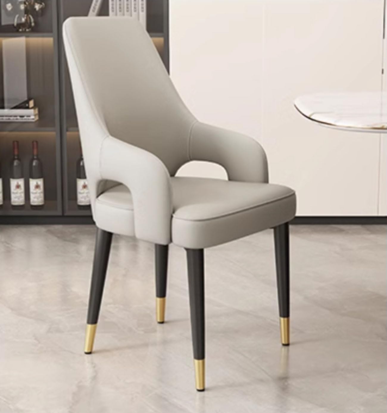 Chaises de salle à manger beiges en similicuir pour réunir la famille en cuisine