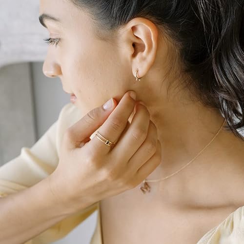 Vista 2 de Honeycat Genevieve Anillo de cristal negro de doble pila en oro, oro rosa o plata Joyería minimalista y delicada