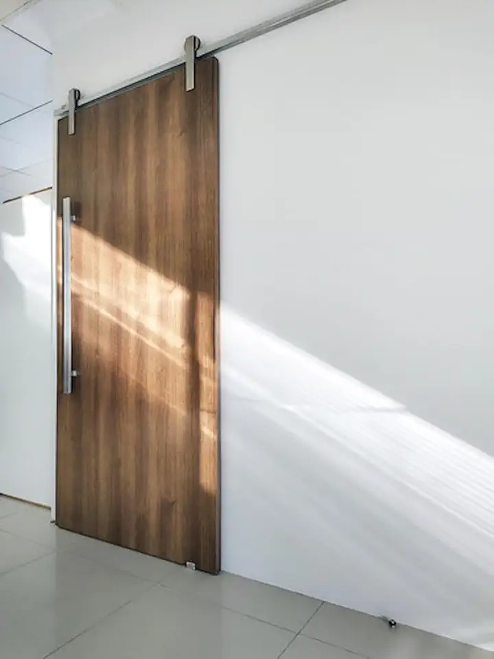 Porta De Madeira + Kit De Correr 2m + Puxador Flat 1m Fosco Cor:Carvalho