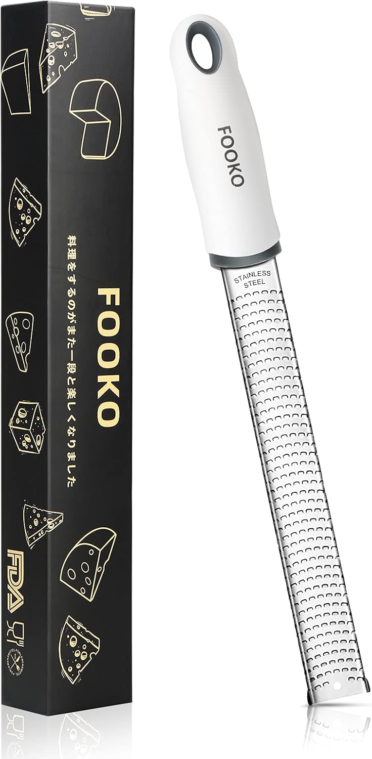 Fooko おろし金 チーズグレーター おろし器 ニンニク 薬味すり おろし 器 フードグレーター 多機能 チーズけずり器 保護カバーとクリーニングブラシ付き 白い 60 以上節約