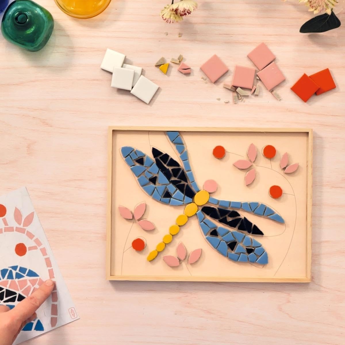 DJECO Atelier 72 Kit mosaico per adulti, kit creativo fai da te con piastrine in ceramica, strumenti e video tutorial, serie AGA, artigianato meditativo