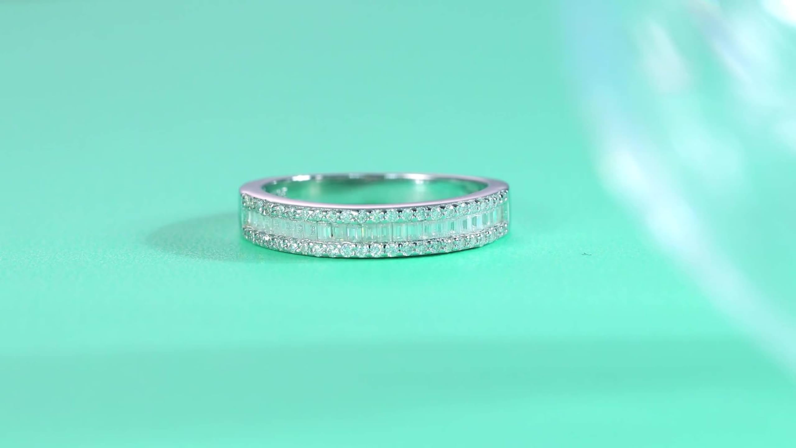 Anillos de mujer de 0,3 quilates con ajuste de canal de moissanita, anillos de eternidad de platino para ella, oro blanco de 9 K/14 K/18 quilates/PT950 | Talla H 1/2-V 1/2