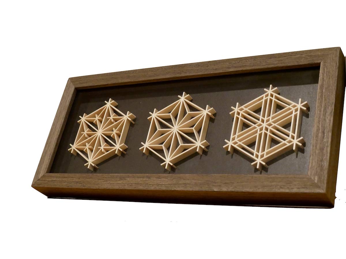 組子細工　木製アートパネル 約59cm x 56cm スタンド付き 組子細工 木製アートパネル 約59cm x 56cm スタンド付きΩ