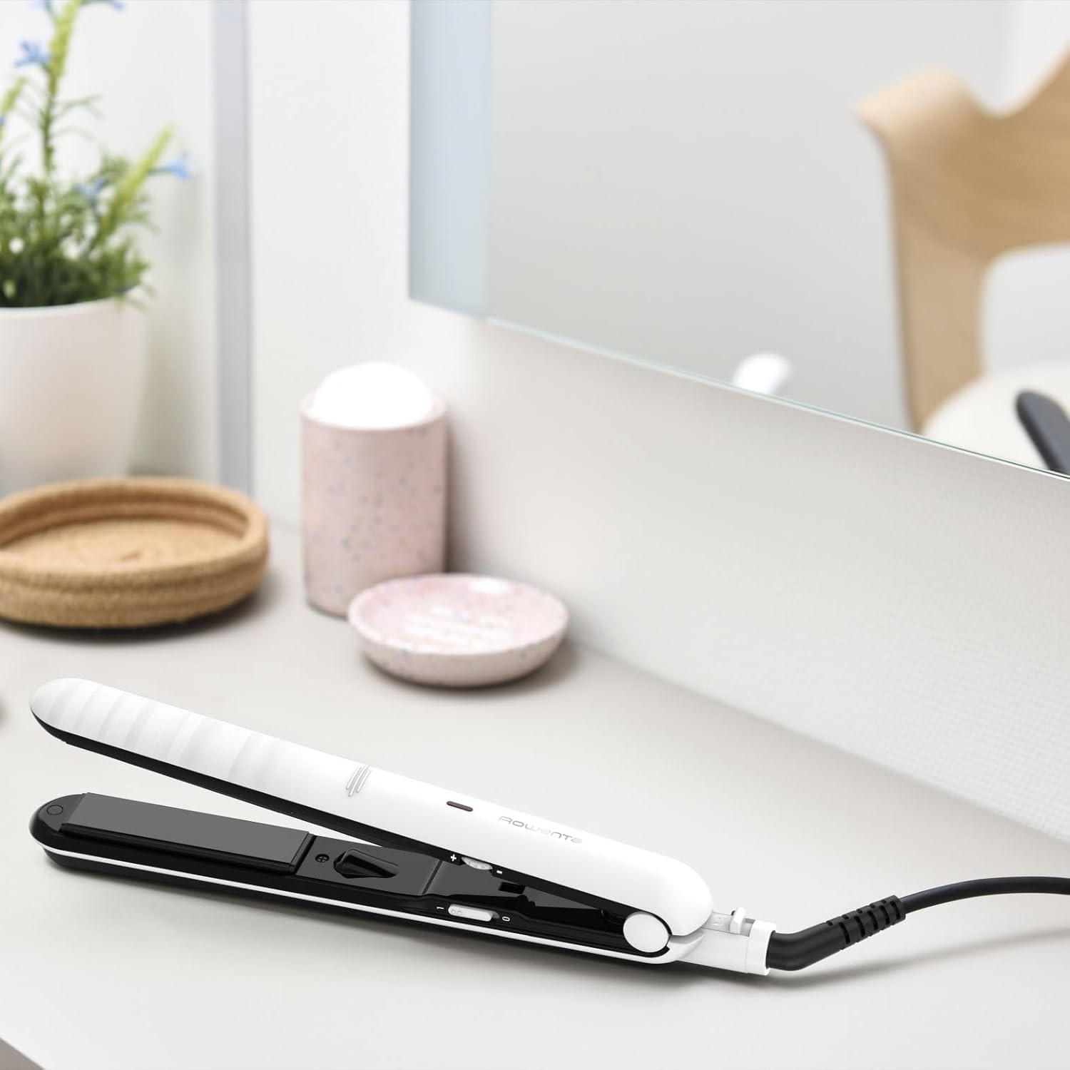 Rowenta Optiliss Hair Straightener, open view showing ceramic plates