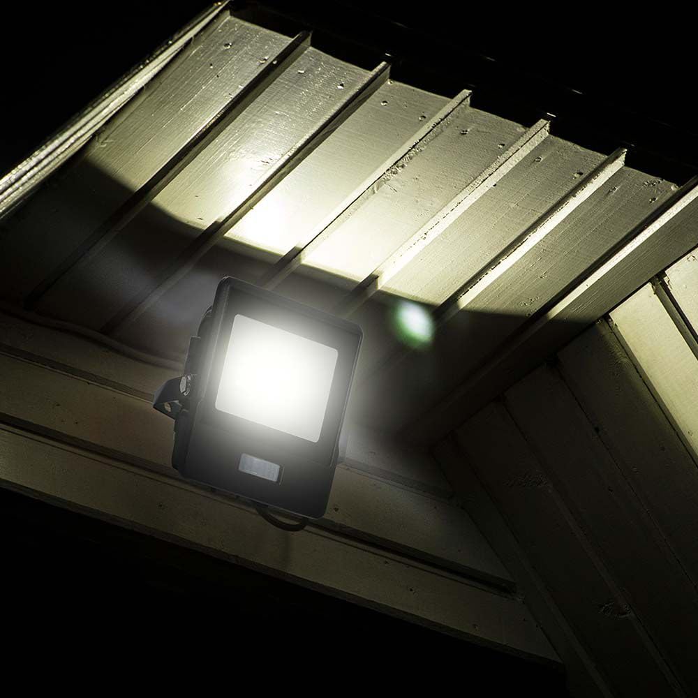 V-TAC Faro LED da Esterno con Chip Samsung 50W con Sensore PIR di Colore Nero Impermeabile con cavo da 1 metro, Luce Bianco Freddo