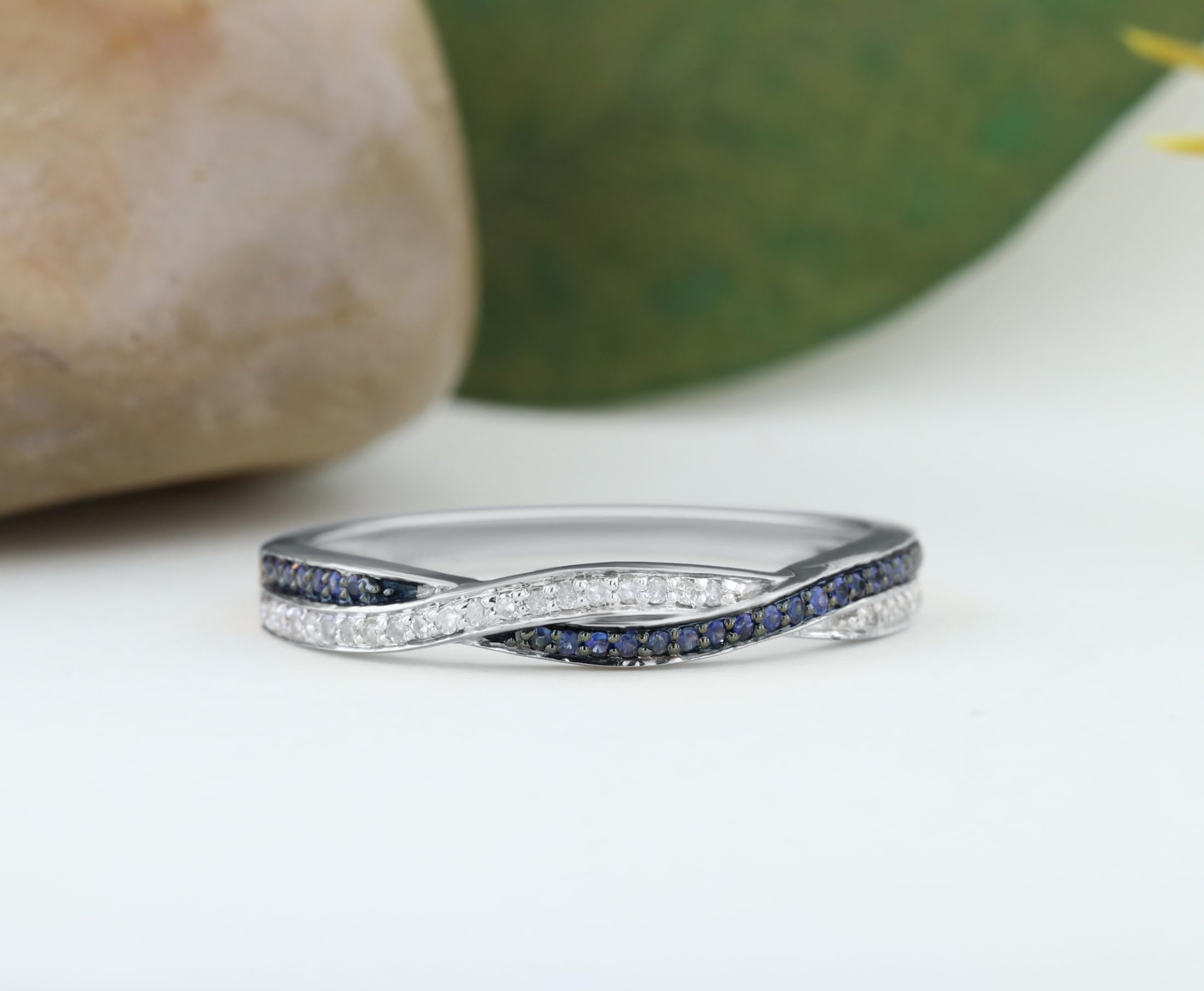 10 K oro redondo diamantes y azul Sapphire, apilable aniversario banda de boda Swirl anillo