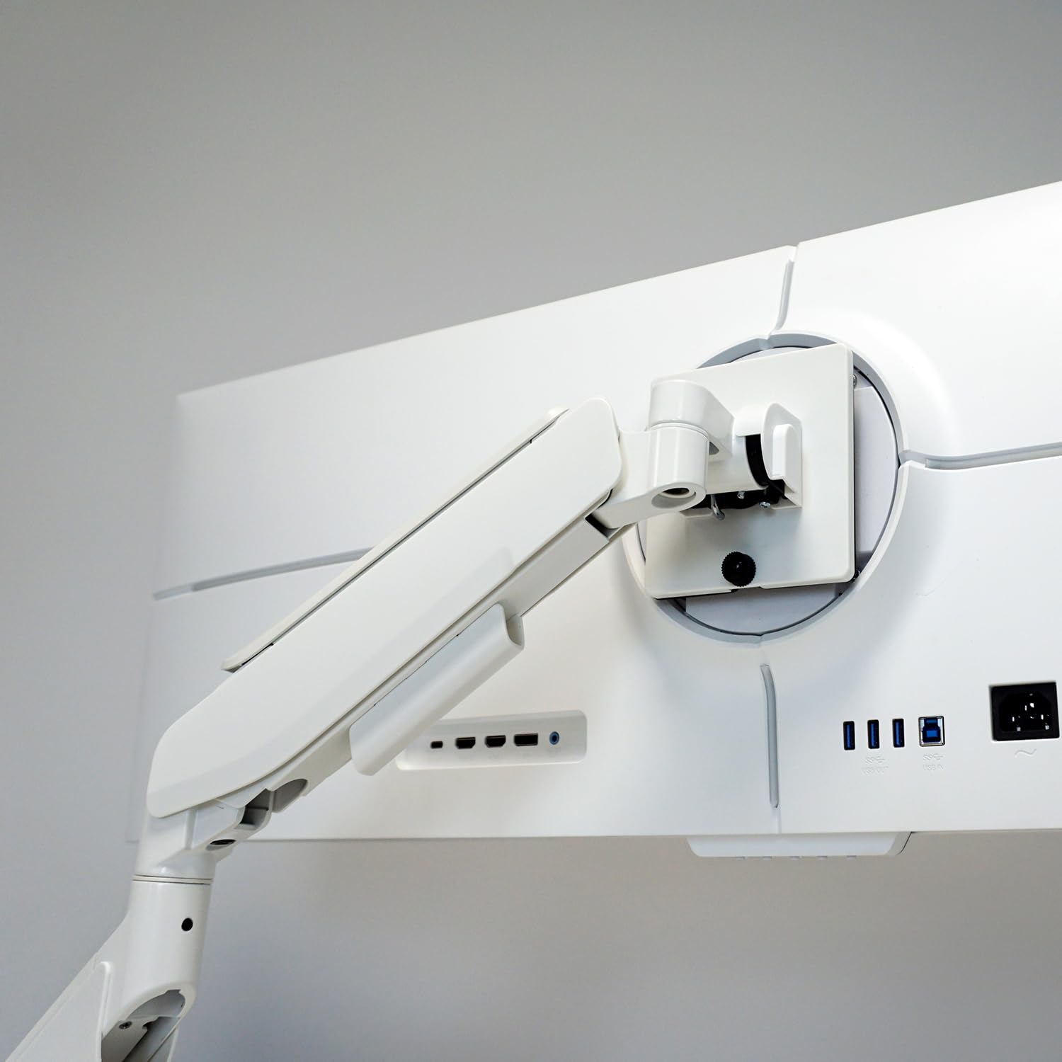 LC-POWER Supporto Monitor Scrivania per Schermi da 17-49 - Regolabile in Altezza e Angolazione - Estensione di 60 cm - Resistente e Versatile - VESA 75x75 mm, 100x100 mm