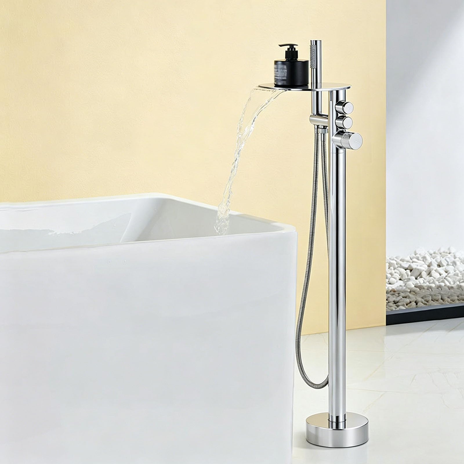 Robinet baignoire cascade pour créer une salle de bain spa avec douche au sol