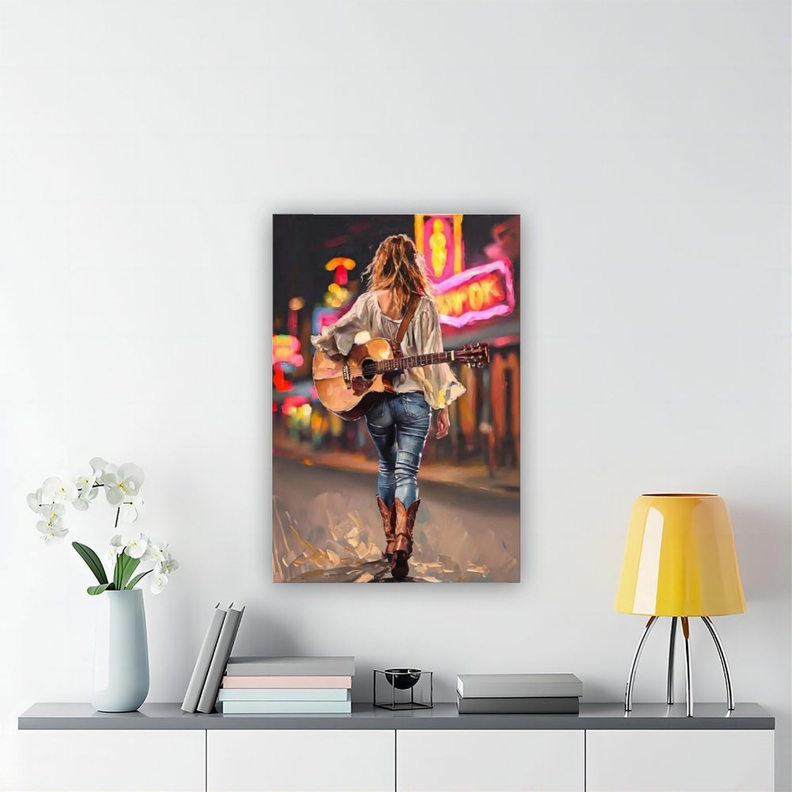 Poster su tela, motivo: una ragazza di musica country cammina per strada con la chitarra sulla schiena. Decorazione per camera da letto, ufficio, camera da letto, regalo, 60 x 90 cm
