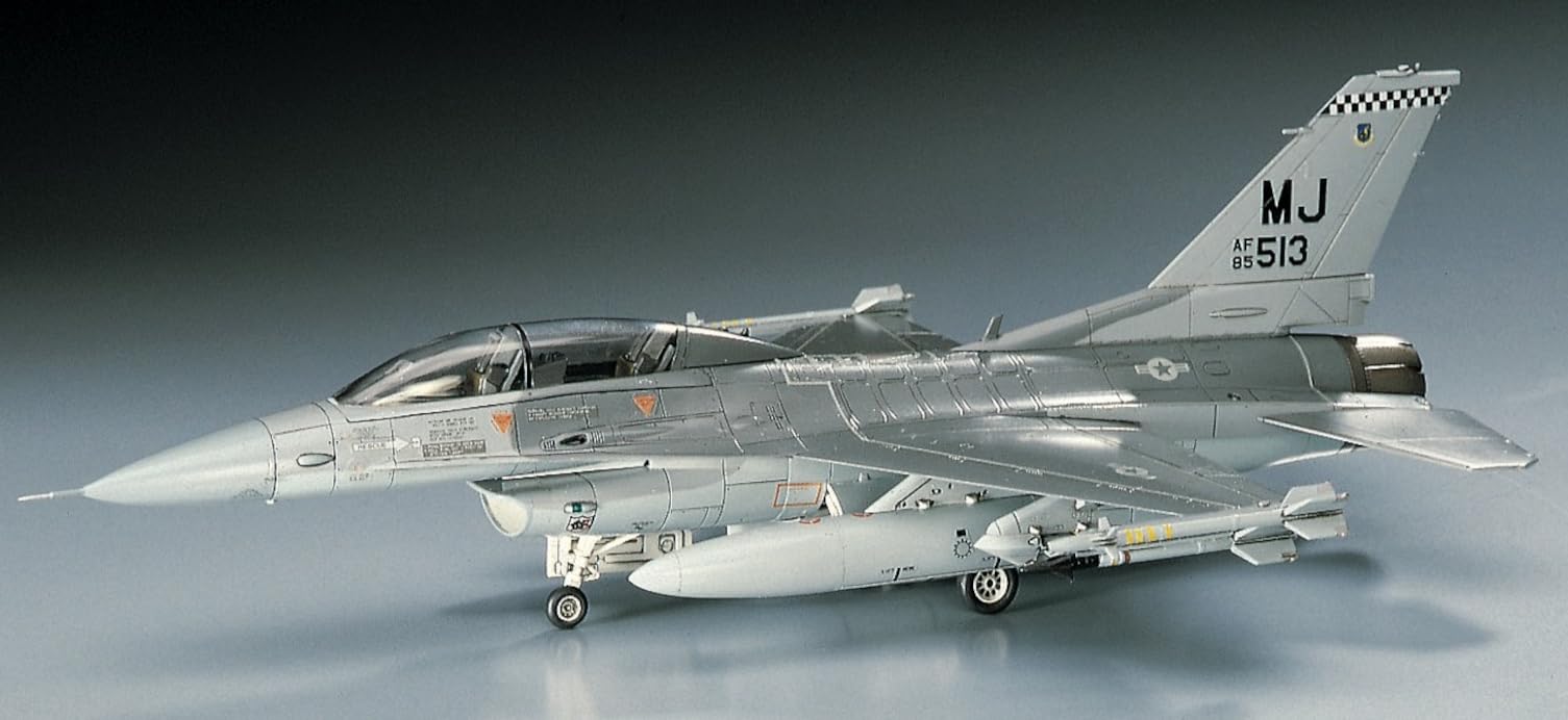 1/72 アメリカ空軍 F-16D ファイティングファルコン（ダイキャスト） Amazon.com: F-16D Falcon 1/72 Diecast Aircraft Model : Arts