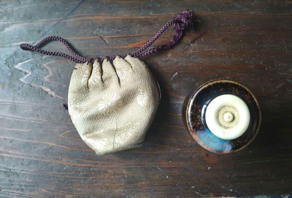 茶入れ　濃茶　菊桐紋仕覆付き　陶印あり Amazon｜茶入れ 濃茶 菊桐紋仕覆付き 陶印あり｜茶入・茶壺 オンライン通販
