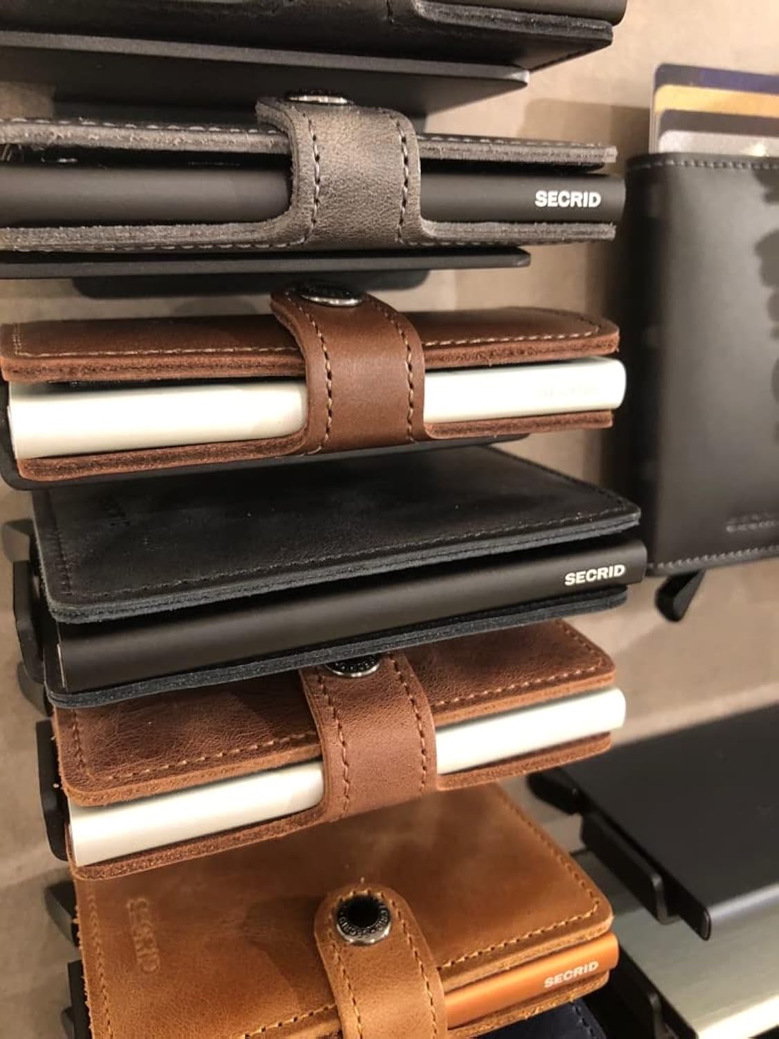 Secrid Il MiniWallet presenta delle dimensioni compatte, ma una grande capacità. Il rivestimento in pelle vintage esterno può contenere banconote, scontrini e tessere, mentre nel Cardprotector in allu