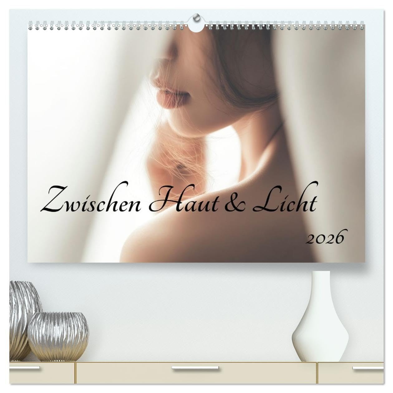 Zwischen Haut und Licht (hochwertiger Premium Wandkalender 2026 DIN A2 quer), Kunstdruck in Hochglanz: Die Poesie des Körpers - ästhetisch, zart und voller stiller Eleganz. (CALVENDO Erotik)