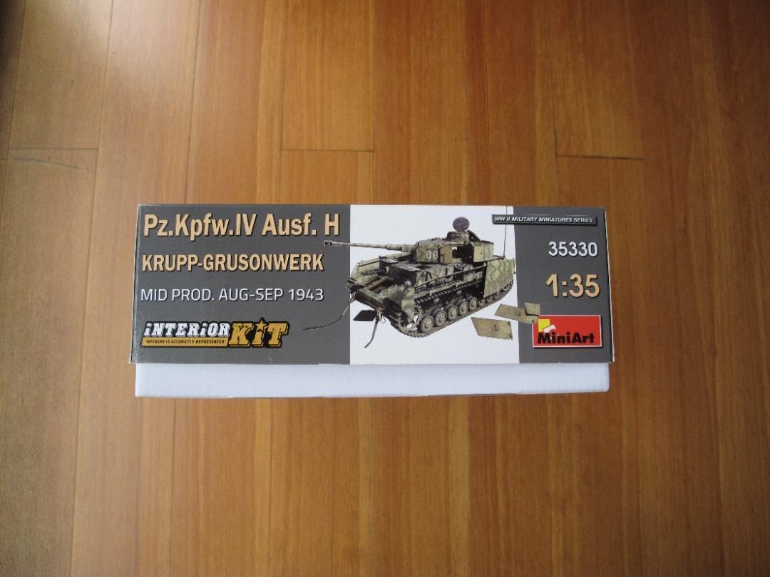 プラモデル 1/35 ドイツ陸軍 4号戦車H型 組立式履帯 内部構造キット プラモデル 1/35 ドイツ陸軍 4号戦車H型 組立式履帯 内部構造キット