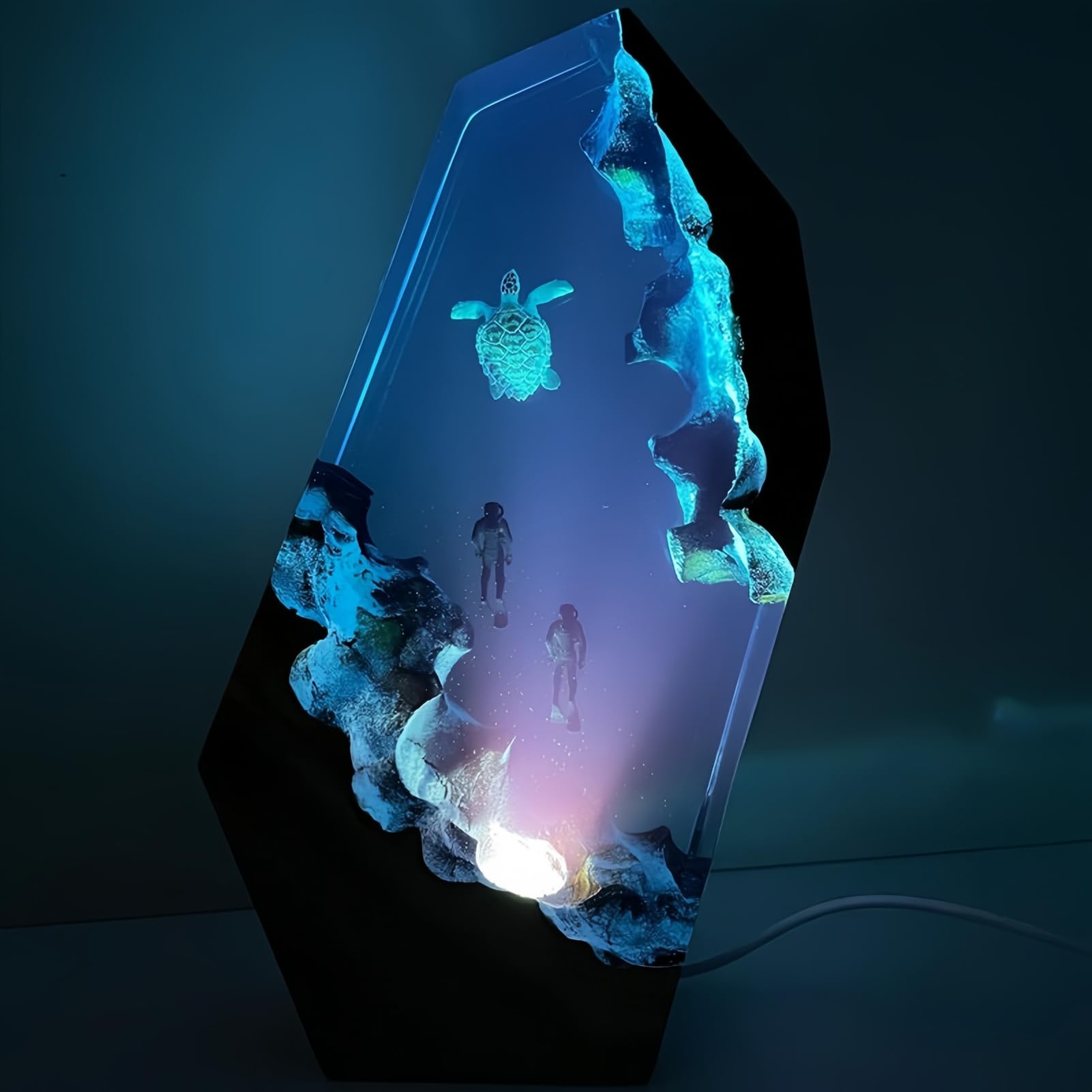Drawelry Epoxy Resin Ocean Lamp, Handmade LED Ocean Diver Night Light, Resin Art Bedside Table Lamp for Men Office Decor Bedroom Decor 15.24x10.16cm (Turtle and Couple Divers)