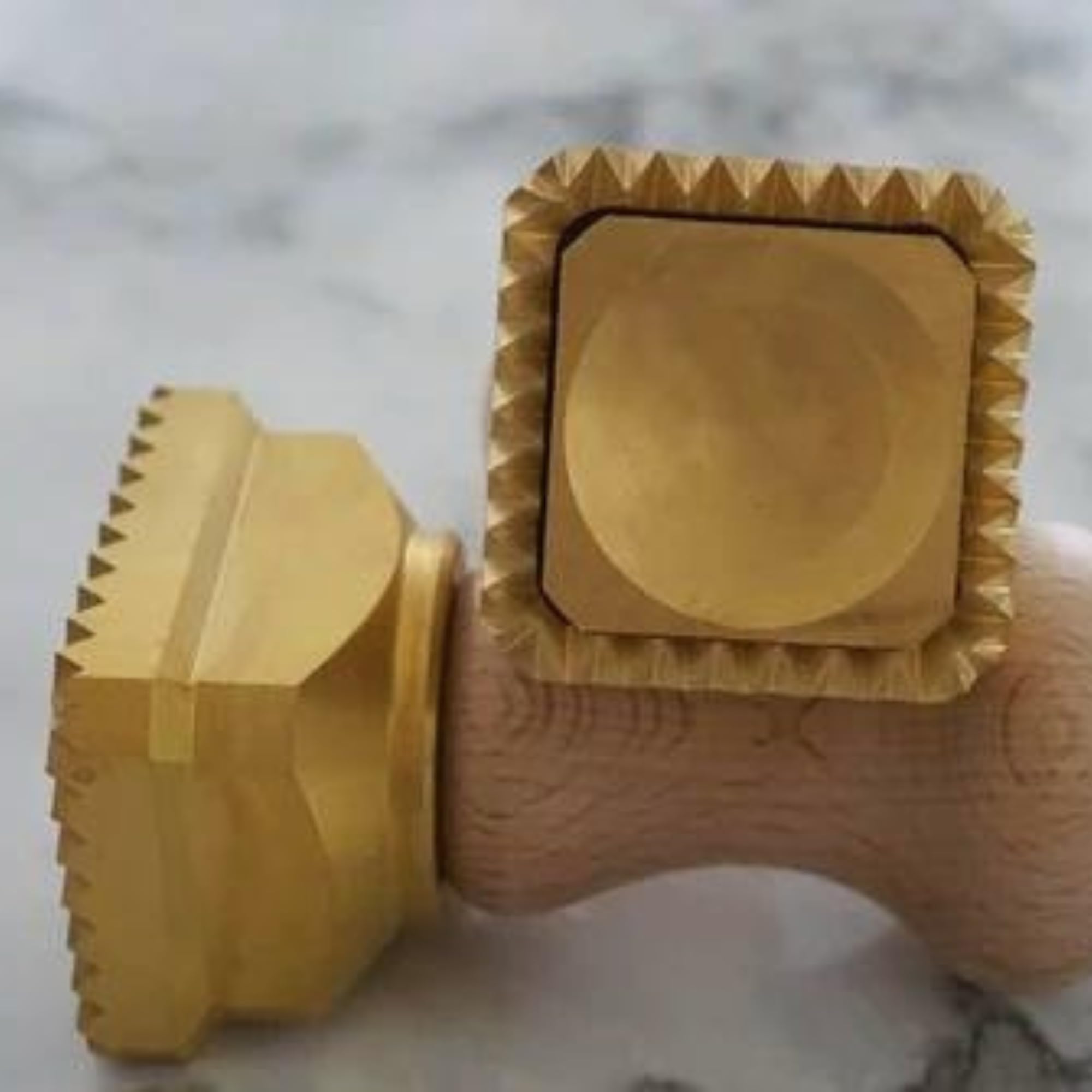 La Gondola Cortador de Raviolis Caseros - Cuadrado Festoneado 45x55 mm | Cortapastas de Latón y Madera Natural | Cortador de Pasta Robusto Fácil de Usar | Utensilio para Pasta Fresca Hechos en Italia