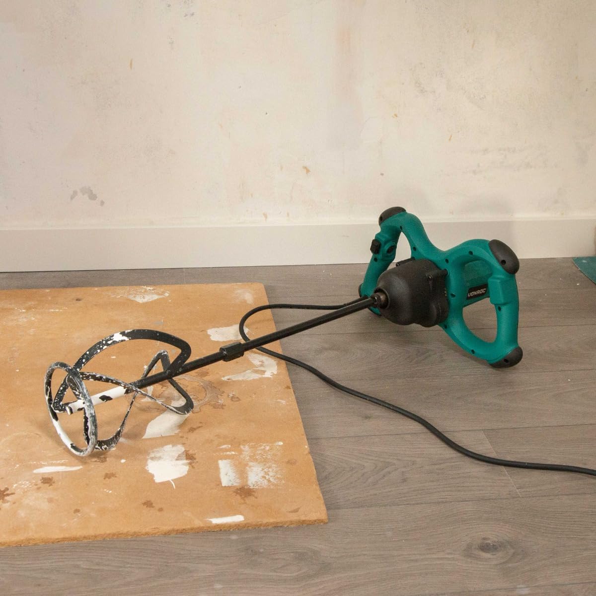 VONROC Miscelatore per malta cemento vernice e calcestruzzo 1800 W - 2 velocità - Avvio graduale (Soft start) - Cavo in gomma da 3 M - Frusta 140x600 mm incluso