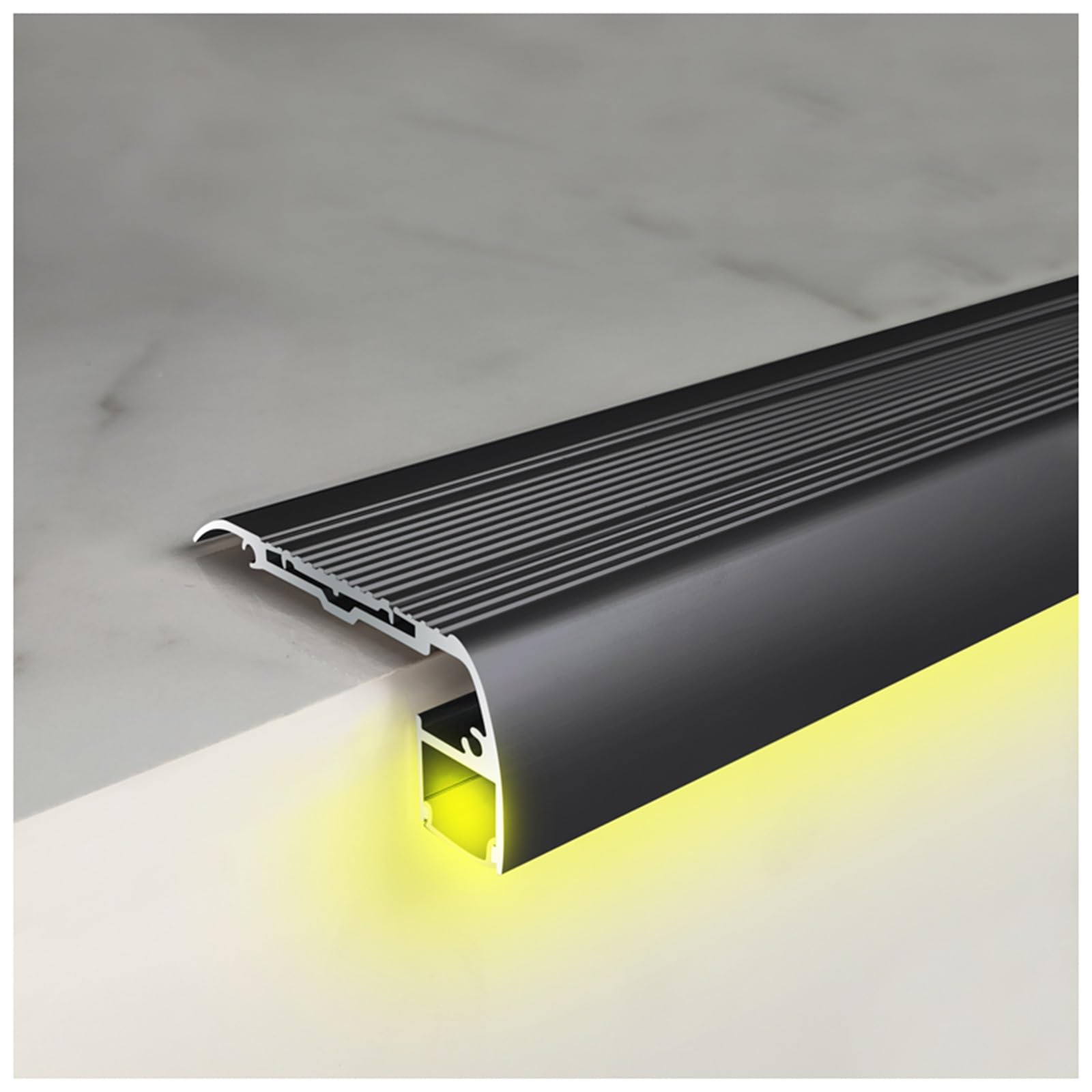 Protector de borde de escalera antideslizante con canal LED de goma estriada para el hogar