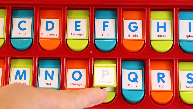 Battat - Alphabet Cache-cache Version française - Préscolaire Battat - Alphabet Cache-cache Version française - Préscolaire