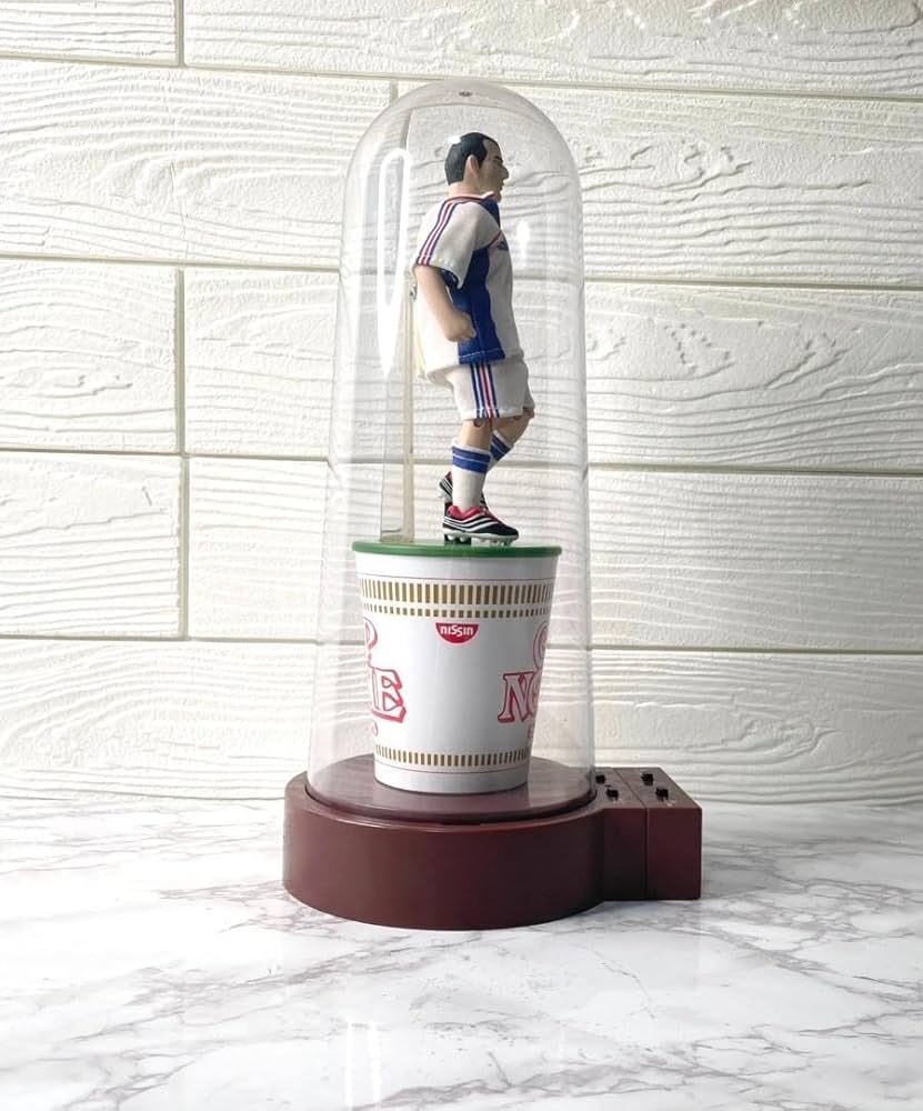 日清「ジダンのジダンだアクションフィギュア」 20年前のジダンが蘇る！カップヌードルの上でジダンが地団駄してい