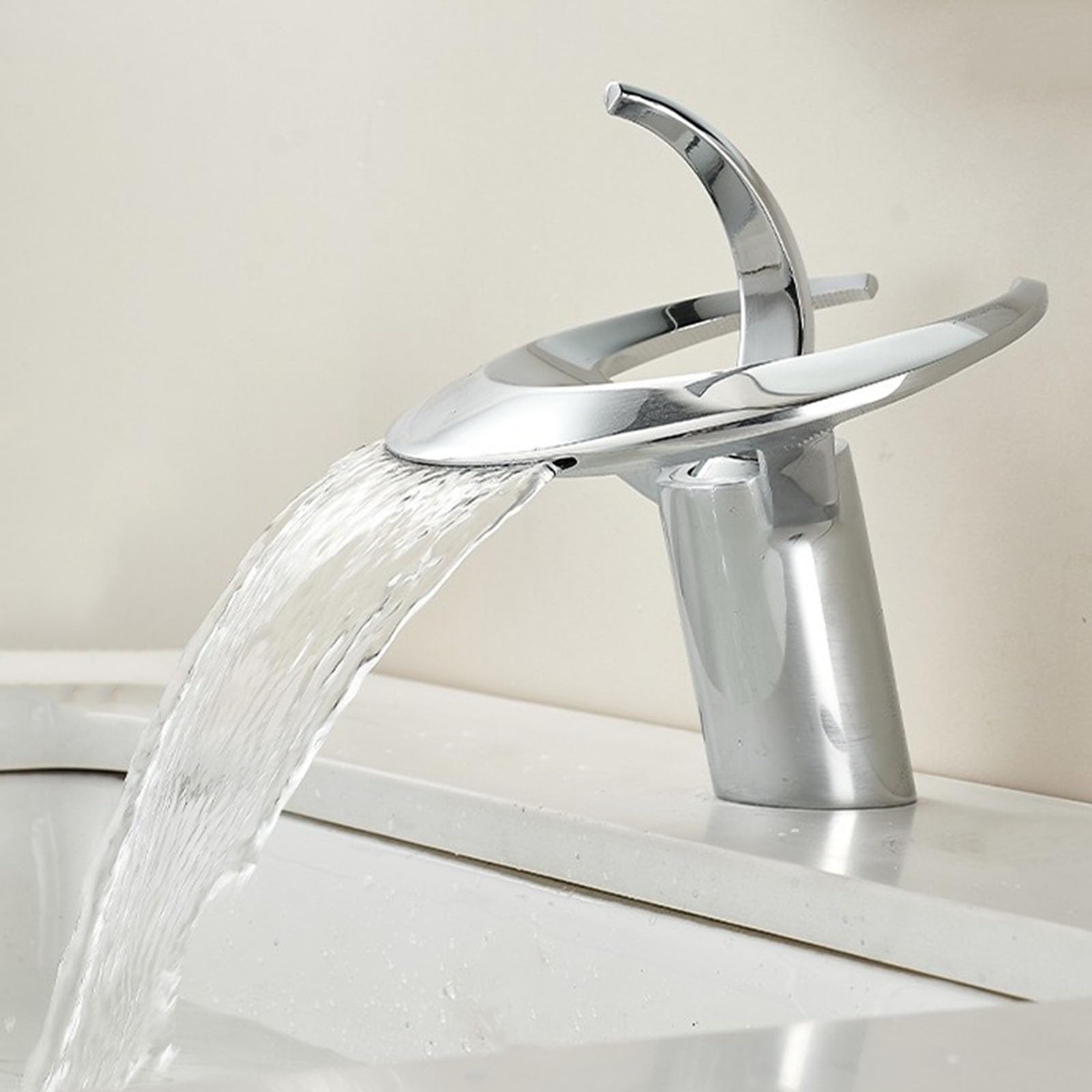 Robinet salle de bain cascade pour une ambiance spa relaxante à la maison