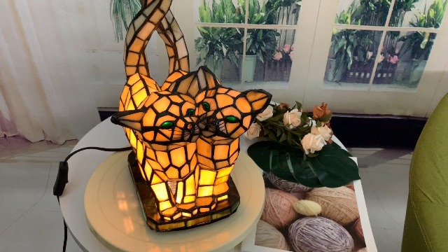 Bieye L10771 Cats in Love Tiffany Style Stained Glass Accent Table