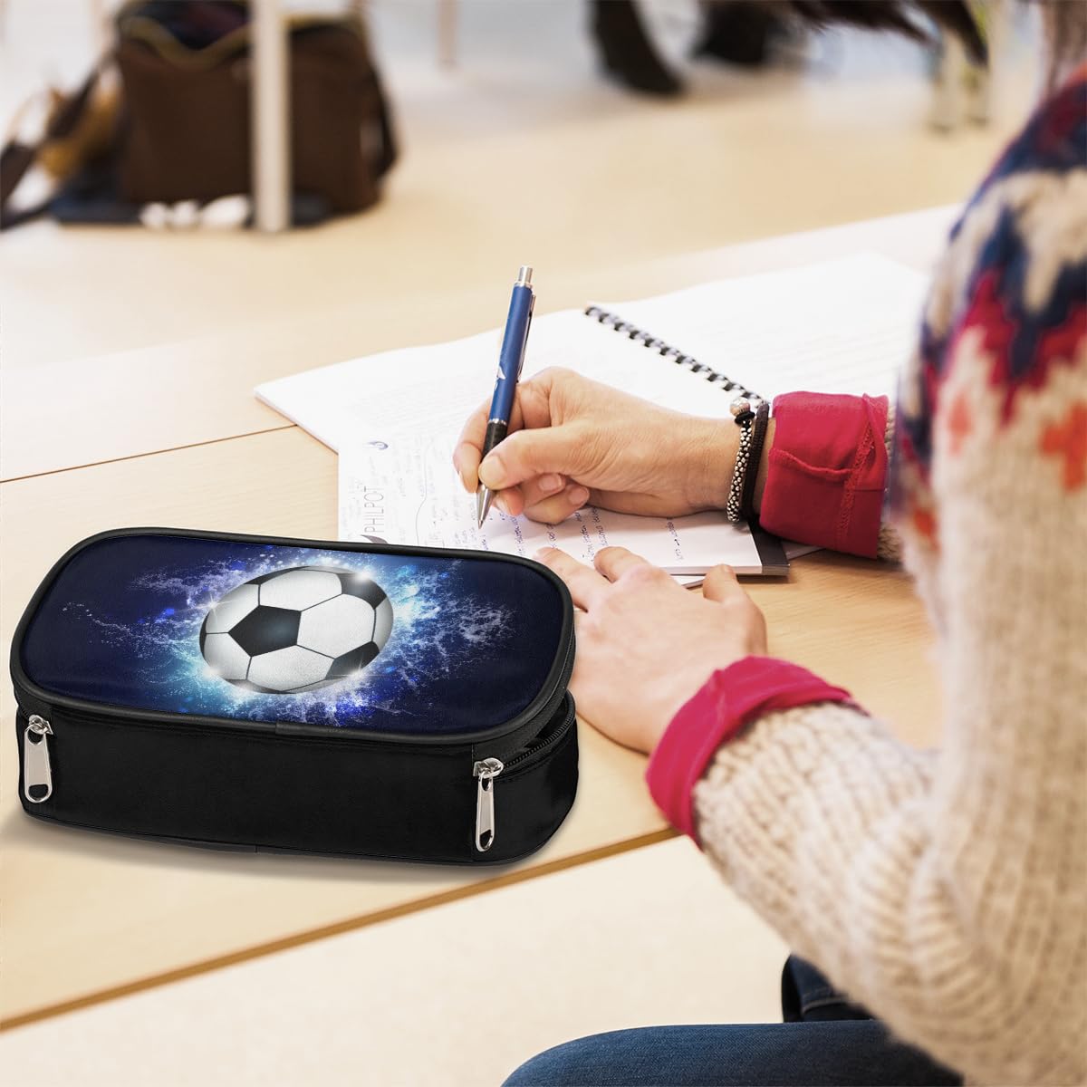 Estuche para lápices con diseño de pelota de fútbol, color azul, con temática deportiva, gran capacidad, organizador de papelería negro, bolsa de lápices con cremallera para niños y niñas, bolsa de
